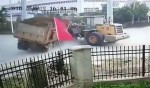 Самосвал и бульдозер не поделили дорогу в Китае (Видео)