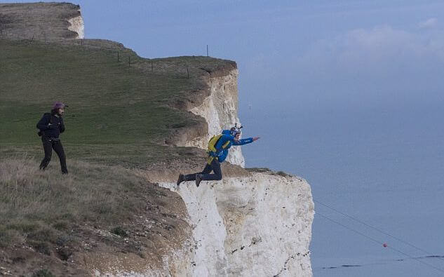 Британский экстремал запечатлел свой неудачный прыжок со скалы. (Видео)