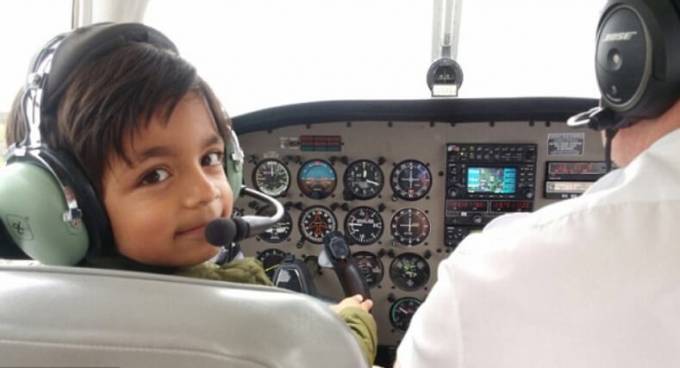 Семилетний школьник стал самым молодым лётчиком в Британии