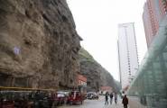 Отель между скалами построили в Китае (Видео) 1