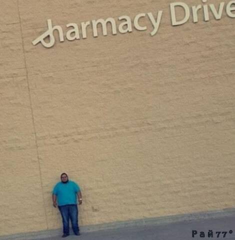 <p>Мануэль Гарсия, 25-летний житель города Уэслако (штат Техас) привлёк внимание к своей персоне, разместив фотографию в соц. сети, на которой он запечатлён во время ожидания падения буквы с рекламы аптеки.</p>