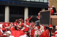 Тысячи разнополых «Санта - Клаусов» вышли на улицы Вуллонгонга, Лондона и Нью - Йорка + зомби вечеринка в Австралии (Видео) 133