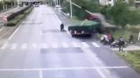 «Джентльмен» на мотоцикле пустил под откос грузовик в Китае (Видео)