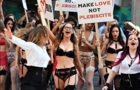 Австралийские девушки в нижнем белье прогулялись по Сиднею, требуя равноправия. (Видео) 5