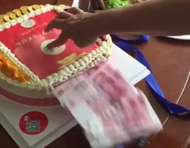 Необычный торт, «плюющийся» деньгами, подарила любящая сноха своей свекрови на день рождения в Китае (Видео)
