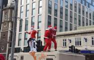 Тысячи разнополых «Санта - Клаусов» вышли на улицы Вуллонгонга, Лондона и Нью - Йорка + зомби вечеринка в Австралии (Видео) 129
