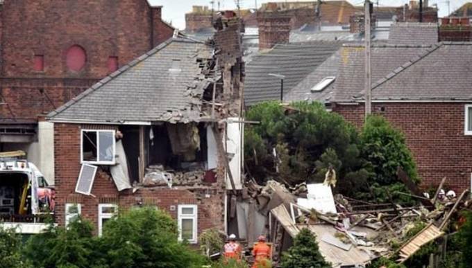 Взрыв газового баллона в частном доме попал на видео камеру в Британии (Видео)
