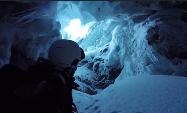 Британский лыжник остался жив, провалившись в расщелину, на глубину 20 метров. (Видео)