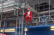 Тысячи разнополых «Санта - Клаусов» вышли на улицы Вуллонгонга, Лондона и Нью - Йорка + зомби вечеринка в Австралии (Видео) 31