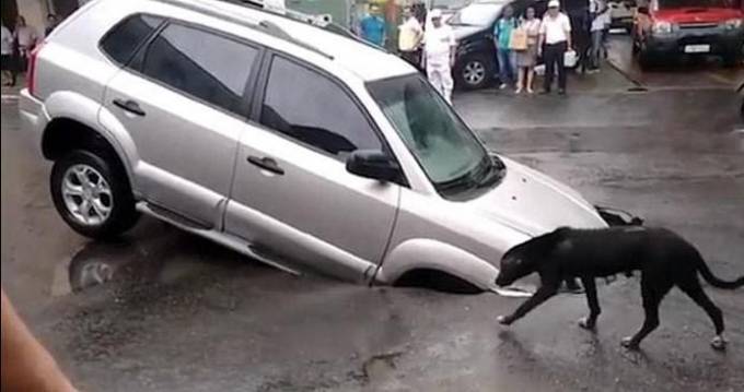 Случайный свидетель снял на видеокамеру момент погружения автомобиля в пролом в дорожном покрытии на автомагистрали, предположительно в Бразилии.