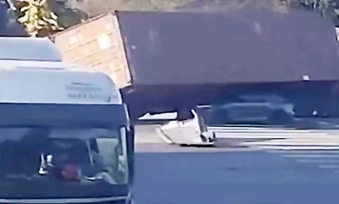 Контейнеровоз столкнулся с грузовиком и расплющил легковушку: видео