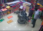 Мотоциклист врезался в магазин одежды и прервал беседу торговцев в Индии