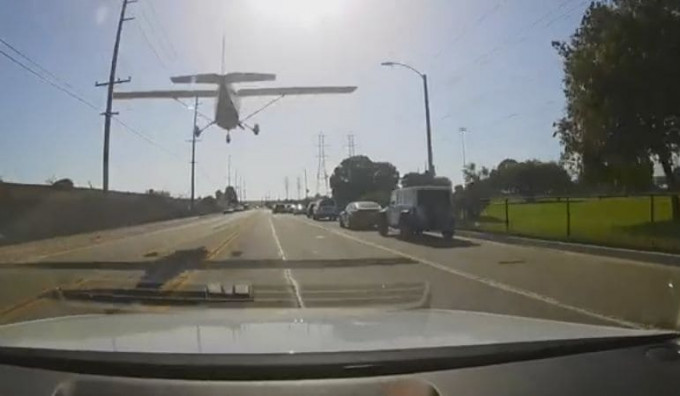 Пилот спортивного самолёта совершила идеальную посадку на оживлённой автомагистрали в Калифорнии (Видео)