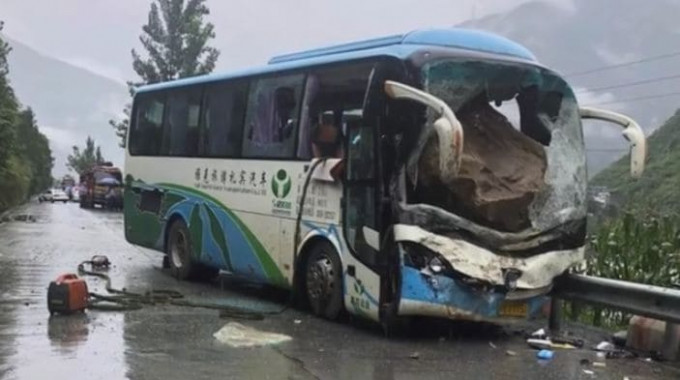 Огромный валун пробил лобовое стекло туристического автобуса в Китае (Видео)