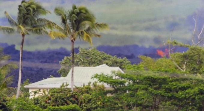 Житель Гавайского острова снял извержение лавы возле своего дома (Видео)