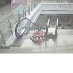 Китайский солдат успел поймать ребёнка упавшего с эскалатора ▶