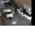 Неадекватная мамаша «припарковала» автомобиль в холле полицейского участка в США ▶