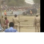 Разъярённый бык разогнал митингующую толпу на поле в Индии ▶