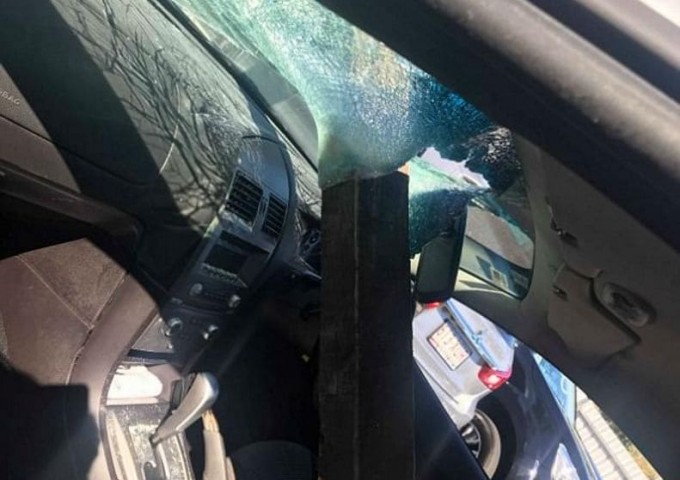 Бразильянка чудом не пострадала, когда деревянный брус пробил лобовое стекло её автомобиля
