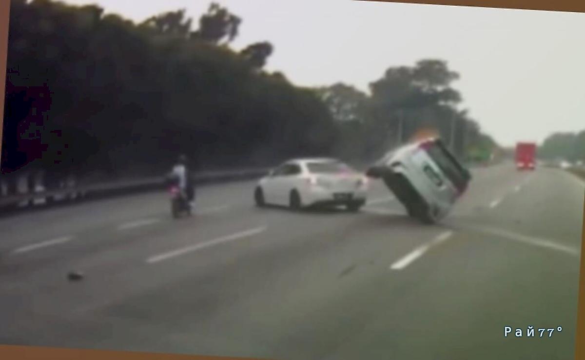 Компакткар показал чудеса устойчивости, угодив в ДТП на малазийской трассе ▶️