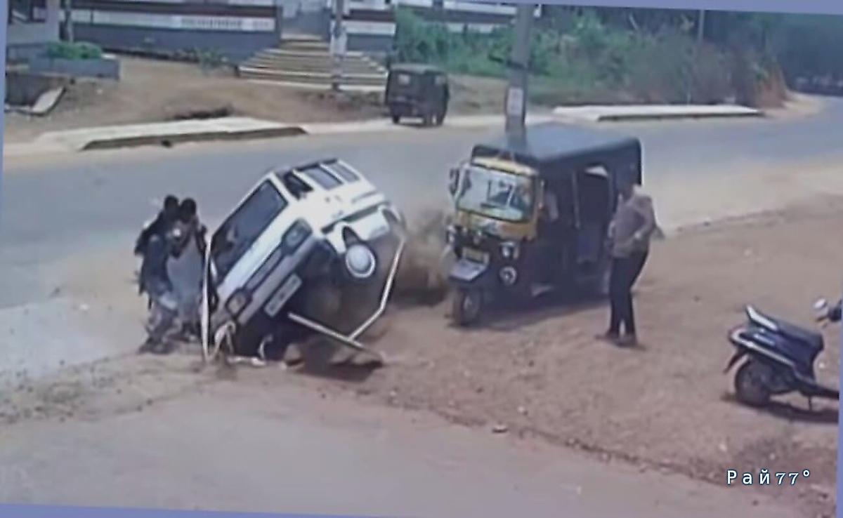 Легковушка снесла пешеходов со своего пути в Индии ▶️