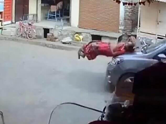 Мать с ребёнком чудом не пострадали, угодив под легковушку в Индии (Видео)