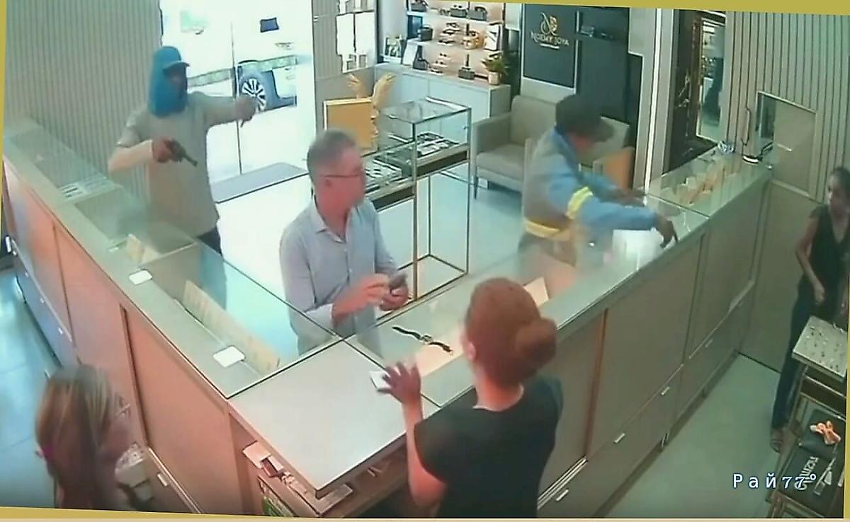 Попытка ограбления ювелирного магазина попала на видео в Бразилии