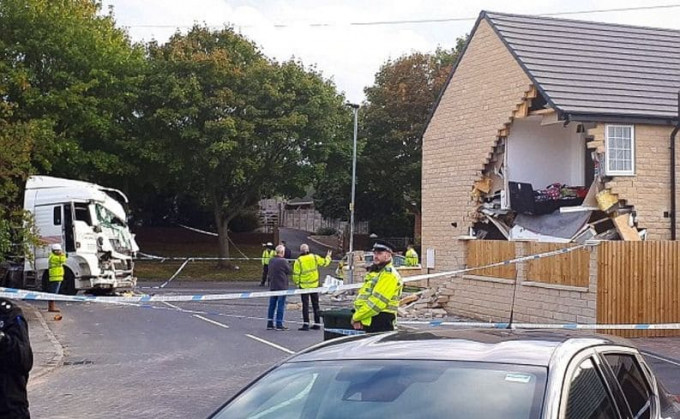 Угонщик на грузовике, уходя от полицейской погони, снёс стену особняка в Британии (Видео)