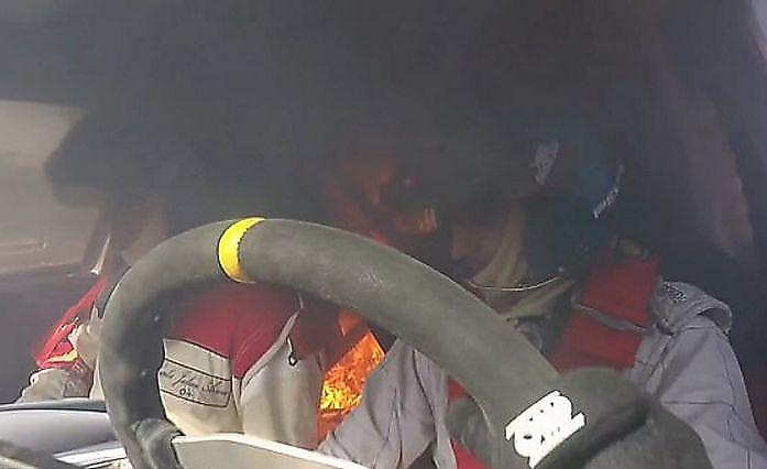 Гоночный автомобиль загорелся во время заезда в Аргентине ▶