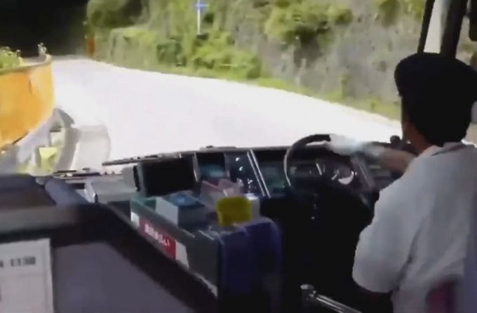 Японский водитель автобуса прокатил «с ветерком» корейских туристов по горному серпантину (Видео)