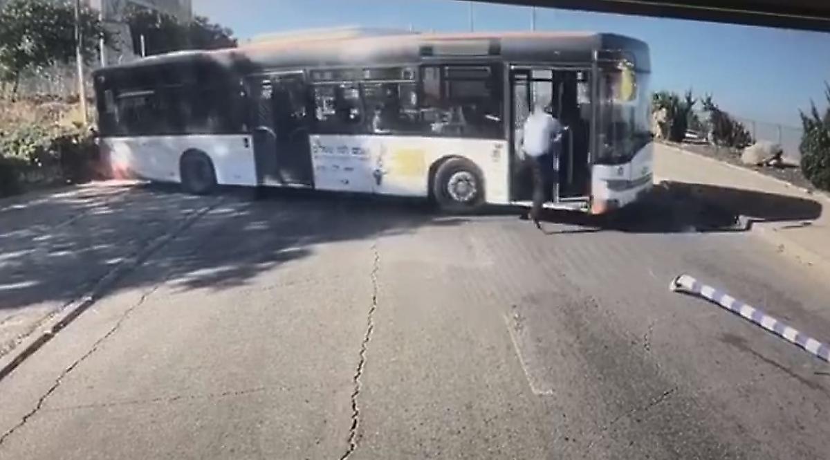 Водитель в самый последний момент предотвратил падение укатившегося автобуса c обрыва