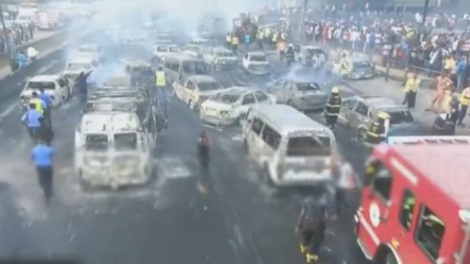 53 автомобиля сгорело в результате взрыва бензовоза в Нигерии