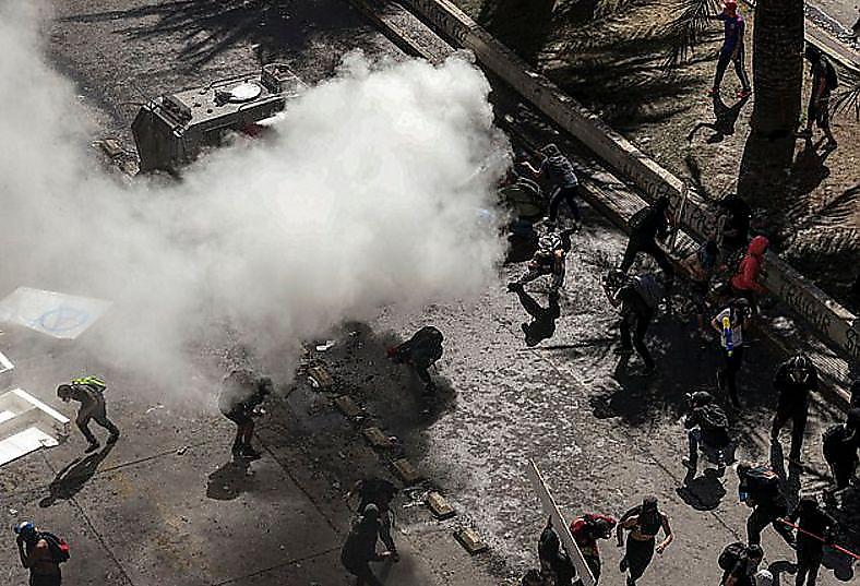 Мародёр обокрал мародёра во время беспорядков в Чили ▶