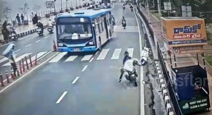 Мотоциклист сбил и увёз пешехода, перебегающего дорогу в Индии (Видео)