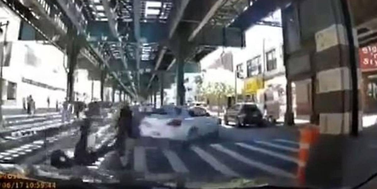 Неадекватный водитель совершил наезд на 7-х пешеходов в США