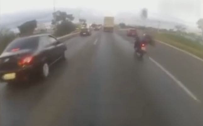 Неопознанный объект, отлетевший от автомобиля, поразил мотоциклиста на китайской магистрали (Видео)