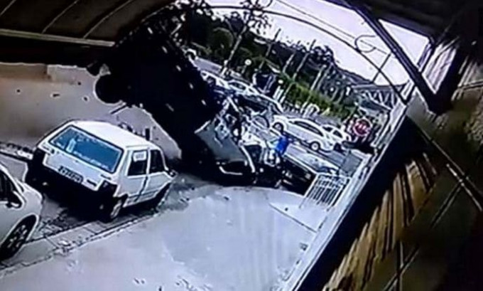 Неуправляемый грузовик чудом не задавил пешеходов в Бразилии (Видео)