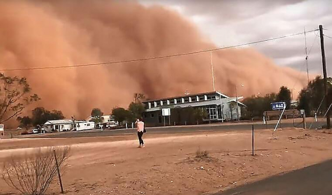 Пыльная буря накрыла город в Австралии (Видео)