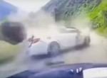 Валун, раздавивший автомобиль, чудом не задел водителя в Китае ▶