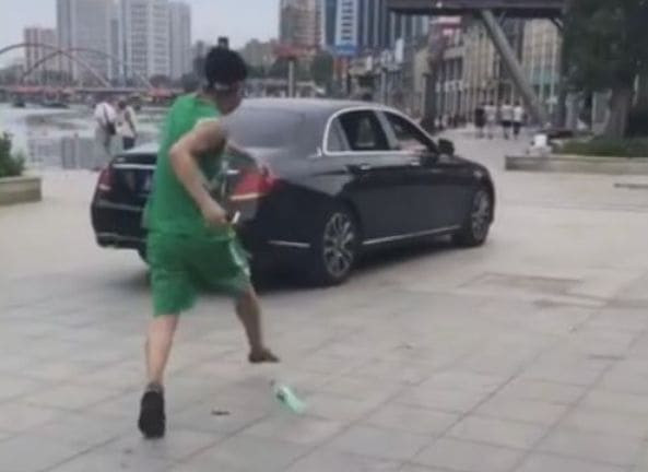 Китаец лишился тапка при попытке вернуть бутылку нечистоплотному автовладельцу (Видео)