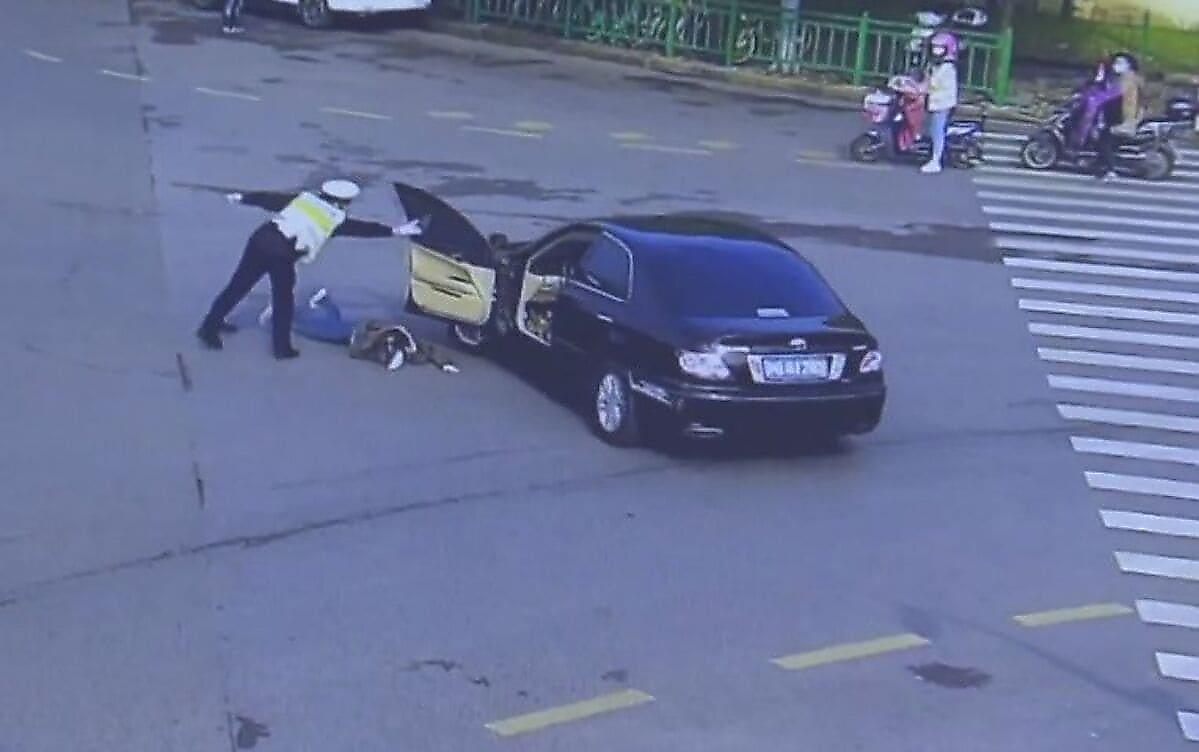 Полицейский помог китаянке остановить «сбежавший» от неё автомобиль