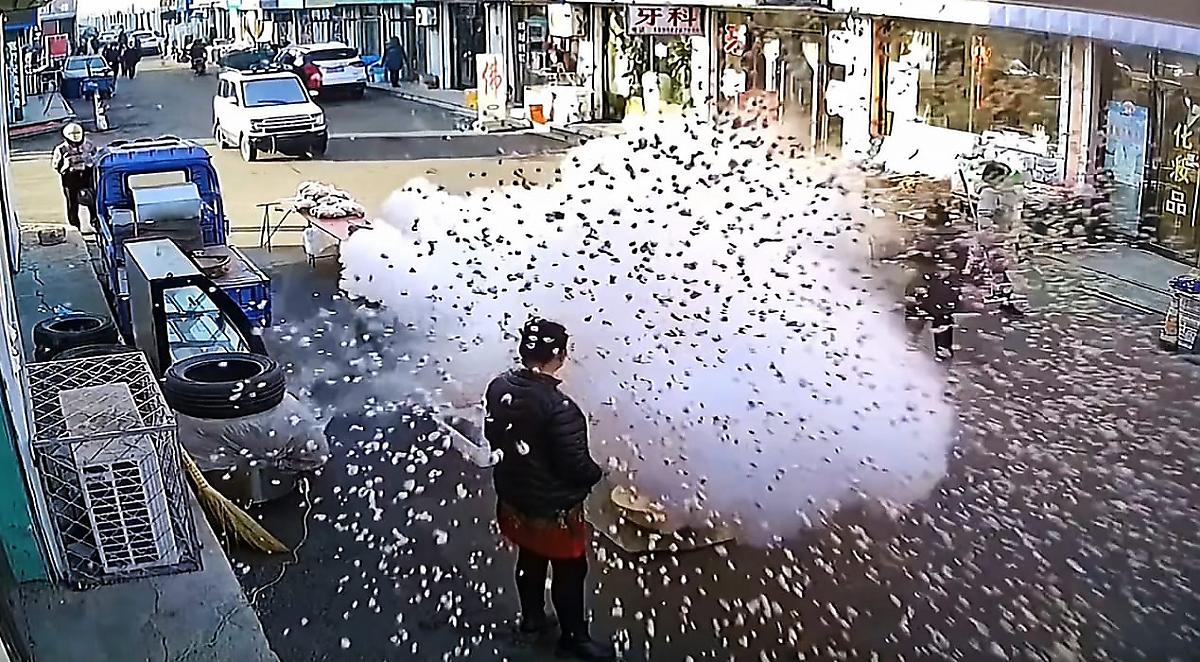 Рассеянный продавец устроил взрыв и завалил попкорном улицу в Китае