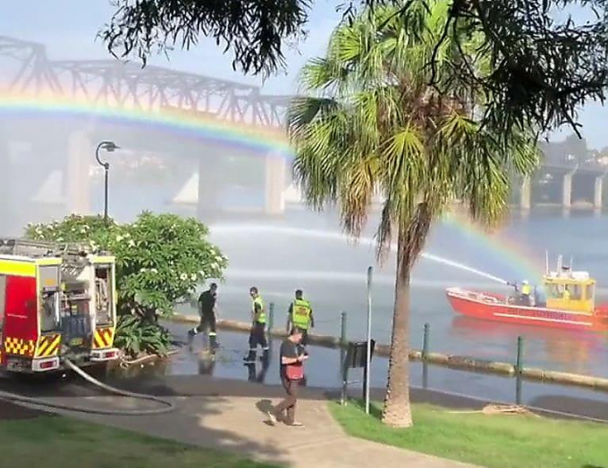 Жительница Сиднея запечатлела тушение лодки на фоне радуги у пристани в Австралии