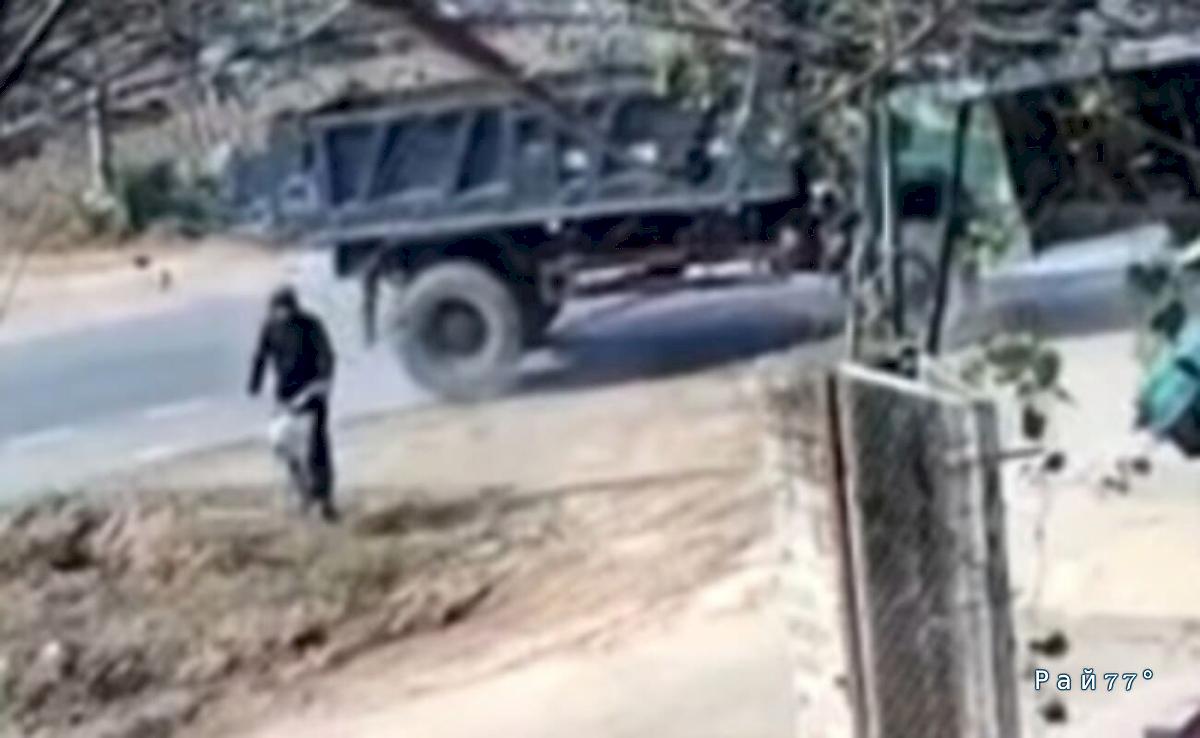 Грузовик развернулся на 180 градусов, чтобы не сбить велосипедиста ▶️