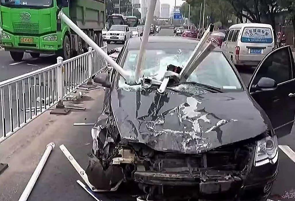 Китаец уснул за рулём и насадил на стальные прутья свой автомобиль
