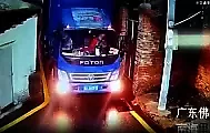 Китайский дальнобойщик на грузовике проложил маршрут в узком месте - видео