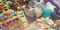 Ребёнок напал на вооружённых грабителей, защищая своего отца на рынке в Бразилии (Видео)