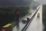 Водитель фуры потерял контейнер на скользкой дороге в Китае (Видео)