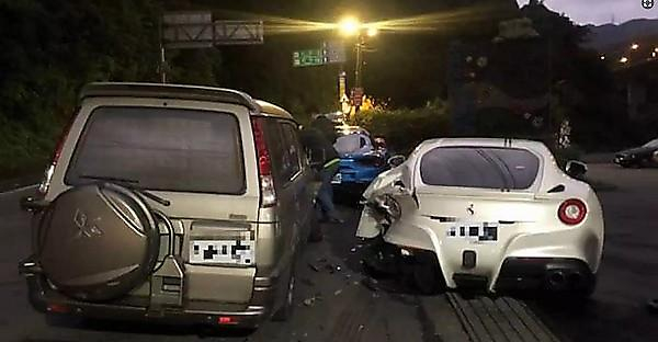 Заснувший за рулём автомобиля курьер разбил четыре Ferrari на Тайване (Видео)