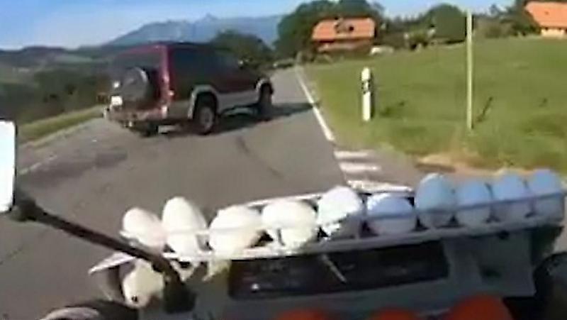 Мотоциклист возит с собой запасы яиц и помидоров, чтобы мстить наглым автомобилистам ▶